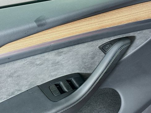 Used 2024 Tesla Model Y Performance image 15