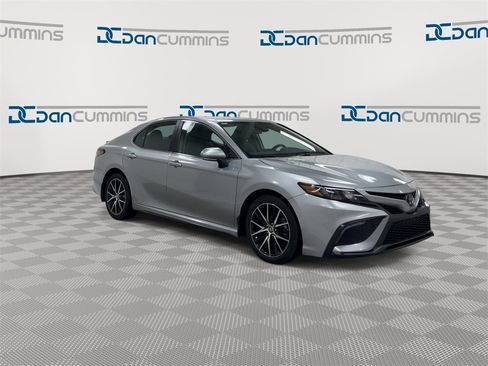 Used 2023 Toyota Camry SE image 2