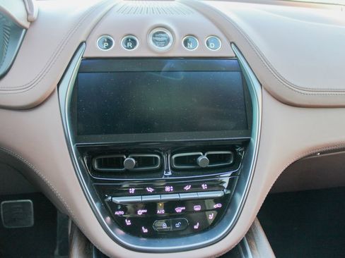 Used 2022 Aston Martin DBX image 16