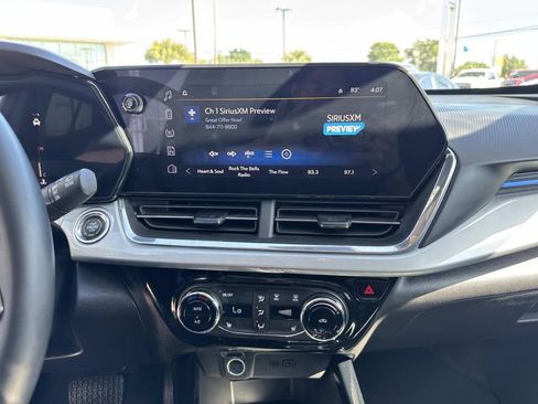 Certified 2025 Chevrolet Trax LT w/ LT Convenience Package FWD image 25