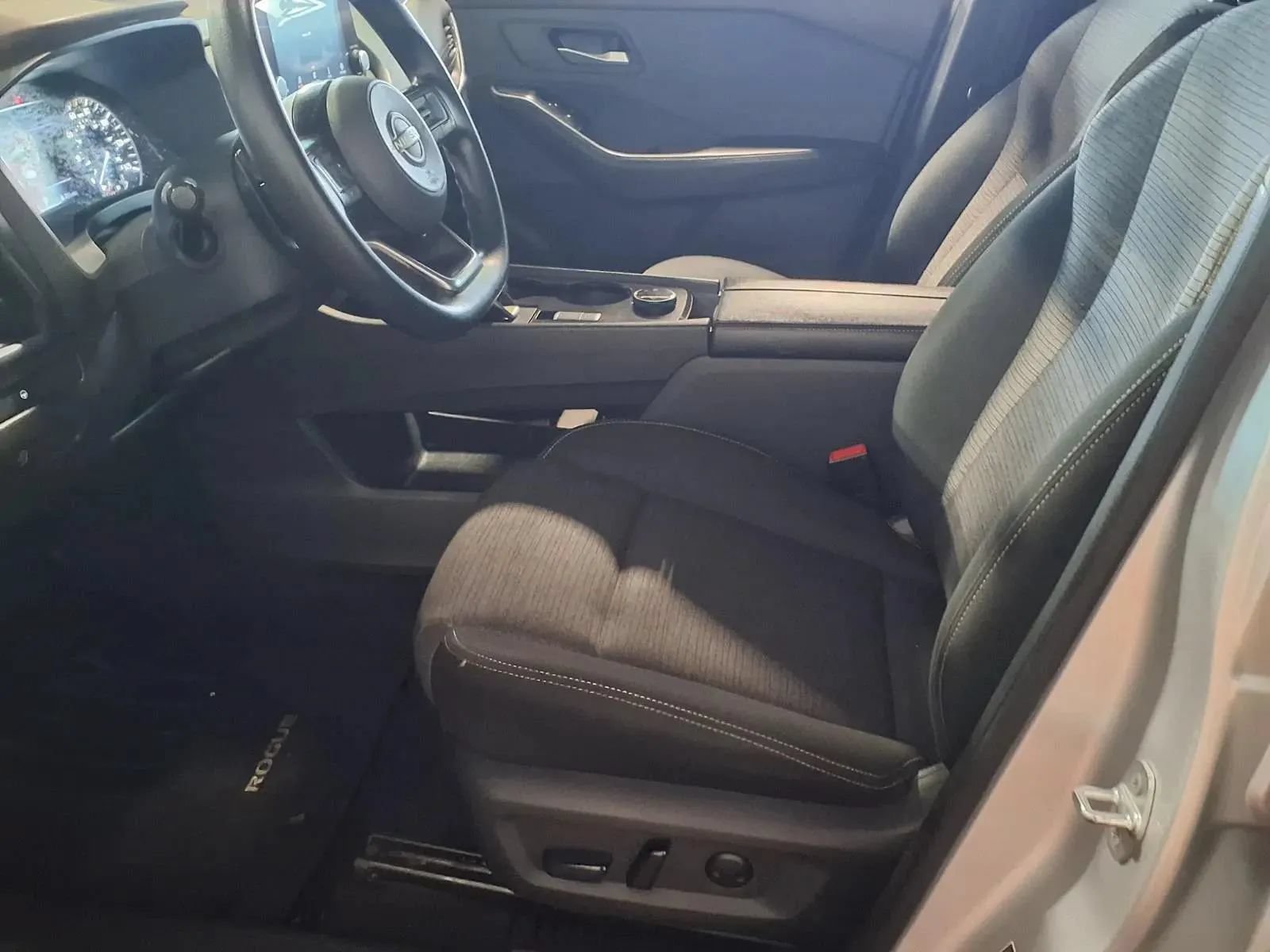 Used 2023 Nissan Rogue SV AWD/4WD image 16