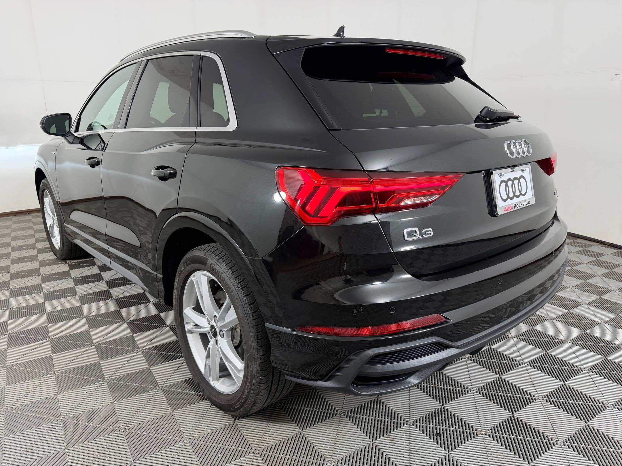 Used 2023 Audi Q3 2.0T Premium w/ Convenience Package AWD/4WD image 3