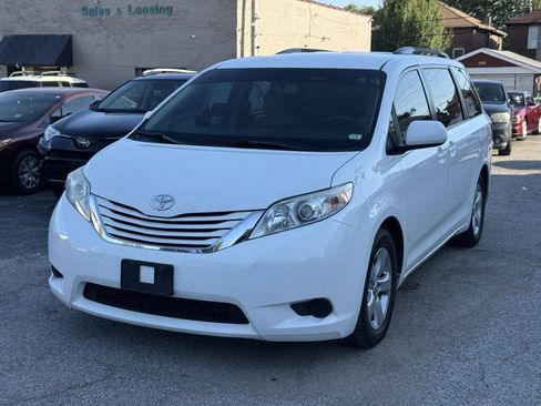 Used 2017 Toyota Sienna LE FWD image 1