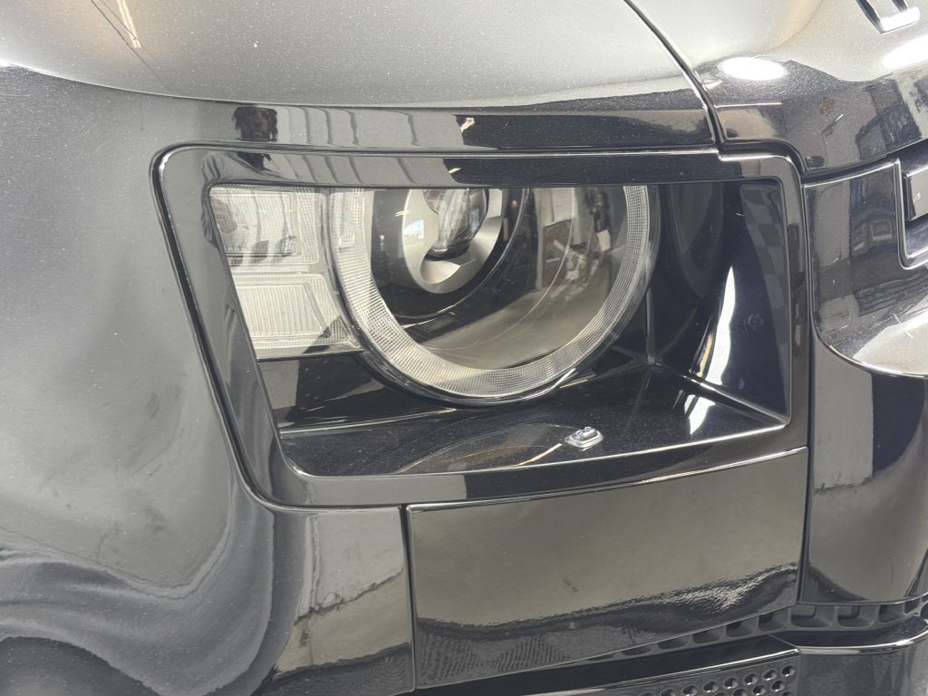 Used 2025 Land Rover Defender 130 X-Dynamic SE AWD/4WD image 13
