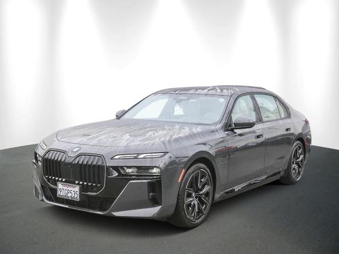 Used 2025 BMW 750e xDrive w/ Premium Package image 3