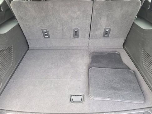 Used 2023 GMC Yukon XL SLT w/ SLT Luxury Package AWD/4WD image 5