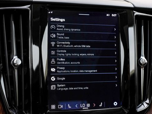 Used 2023 Volvo XC60 B5 Plus image 28