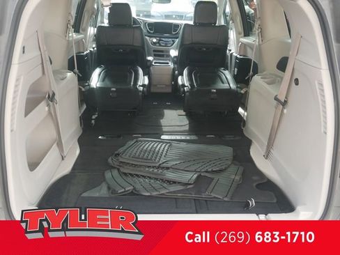 Used 2022 Chrysler Pacifica Touring-L FWD image 17