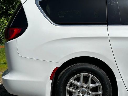 Used 2023 Chrysler Voyager LX FWD image 4