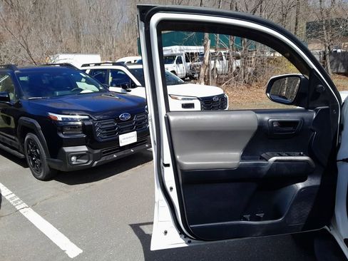 Used 2016 Toyota Tacoma SR5 w/ SR5 Appearance Package (SN) image 10