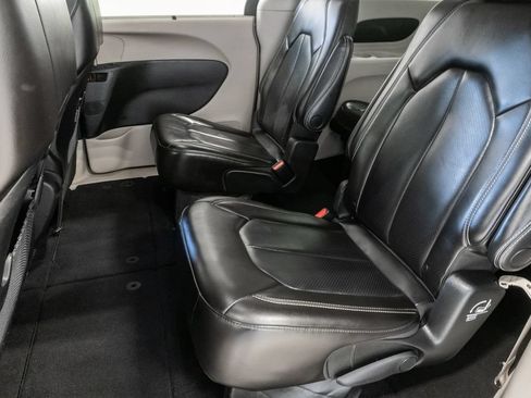 Used 2023 Chrysler Pacifica Touring-L FWD image 23