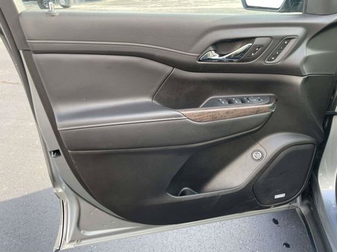 Used 2023 GMC Acadia Denali w/ Denali Technology Package FWD image 15