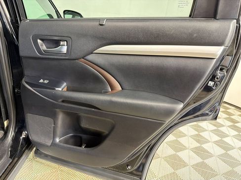 Used 2019 Toyota Highlander XLE image 18