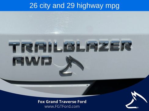 Used 2025 Chevrolet TrailBlazer LT AWD/4WD image 2