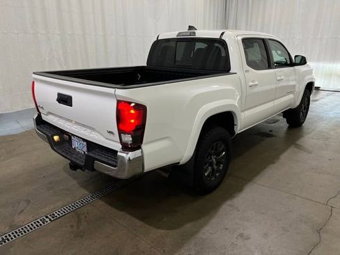 Certified 2022 Toyota Tacoma SR5 AWD/4WD image 4