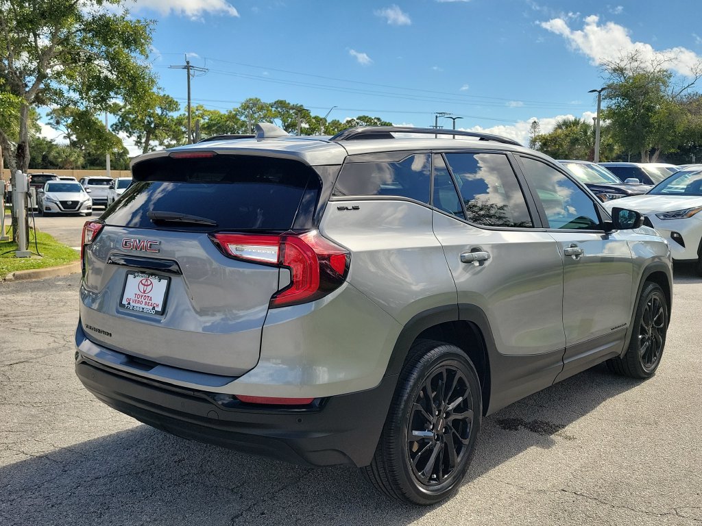 Used 2024 GMC Terrain SLE w/ Driver Convenience Package FWD image 4