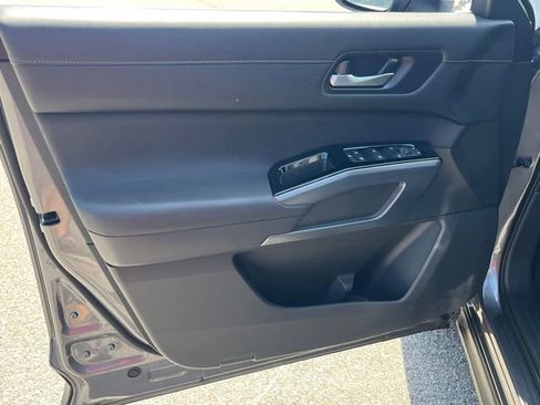 Used 2025 Nissan Pathfinder SL AWD/4WD image 11