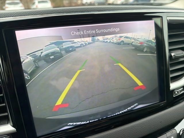 Used 2024 Chrysler Pacifica Touring-L FWD image 26