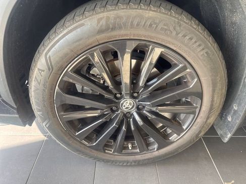 Used 2024 Toyota Highlander XSE image 2