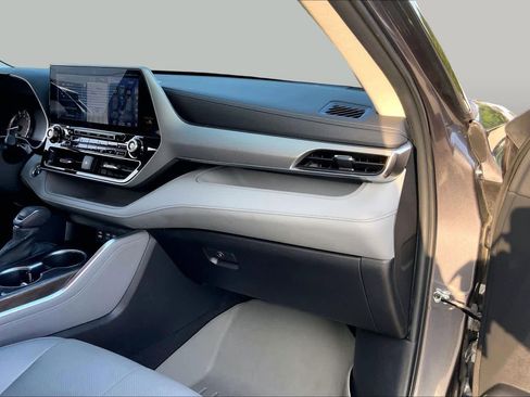 Used 2022 Toyota Highlander Platinum FWD image 19