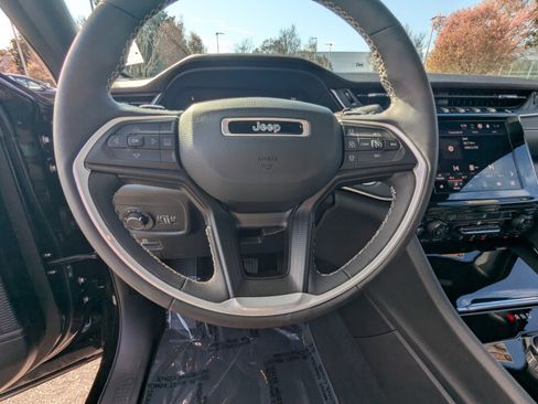 Used 2023 Jeep Grand Cherokee L Laredo image 21