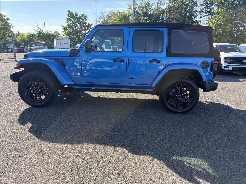 Used 2024 Jeep Wrangler Unlimited Sahara w/ Technology Group AWD/4WD image 2
