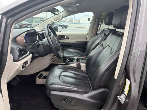 Used 2018 Chrysler Pacifica Touring-L w/ Advanced Safetytec Group image 17