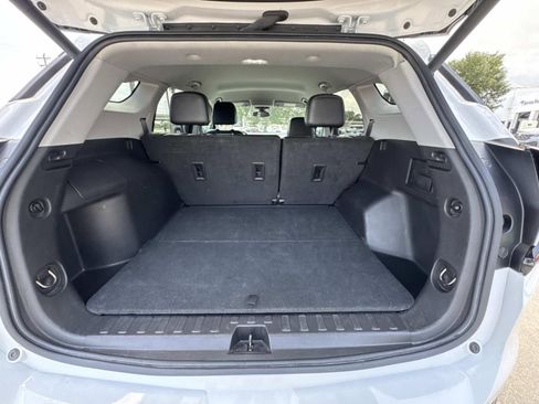 Used 2024 GMC Terrain SLT w/ Elevation Edition image 8