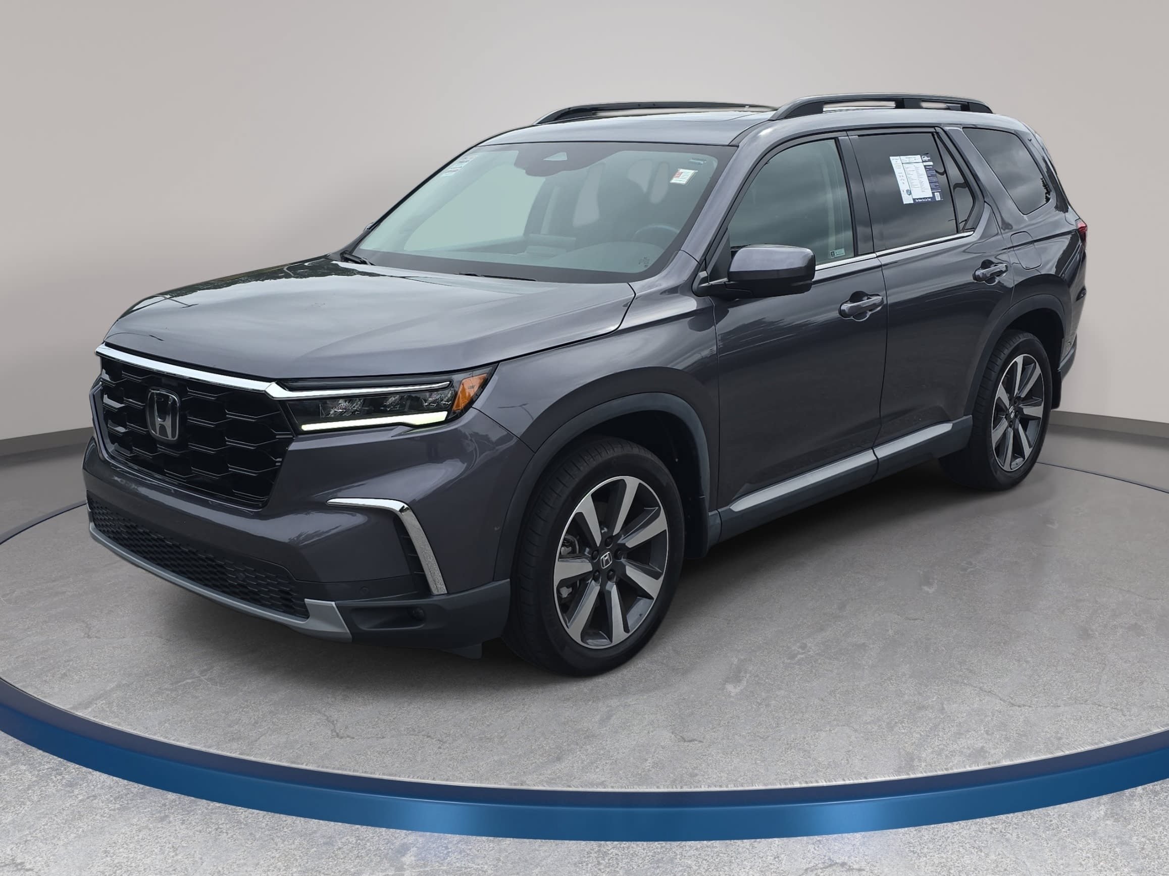 Used 2024 Honda Pilot Touring image 1