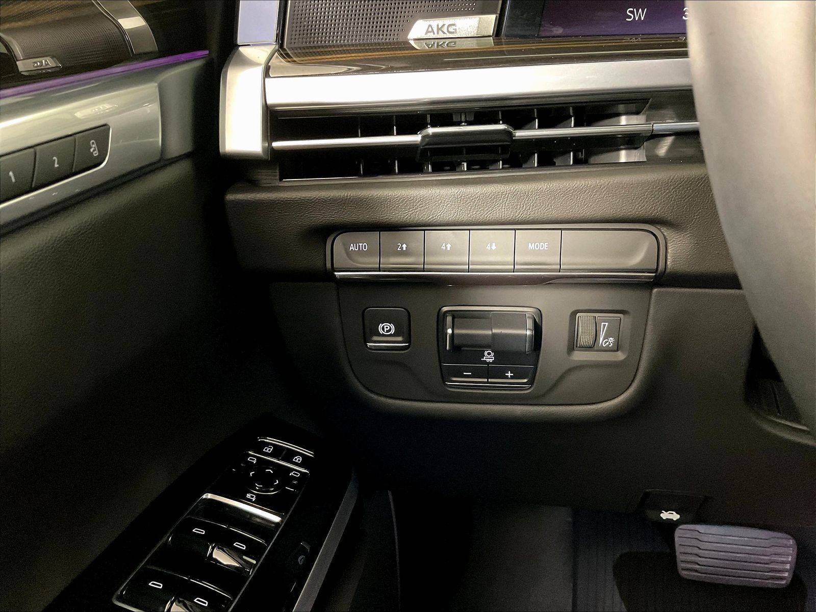 Used 2025 Cadillac Escalade Premium Luxury w/ LPO, Floor Liner Package AWD/4WD image 15