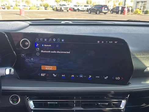 Used 2025 Chevrolet Traverse LT w/ Midnight/Sport Edition image 13