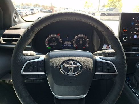 Used 2025 Toyota Sienna Platinum AWD/4WD image 20