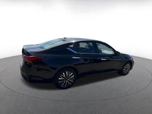 Used 2025 Nissan Altima 2.5 SV FWD image 14