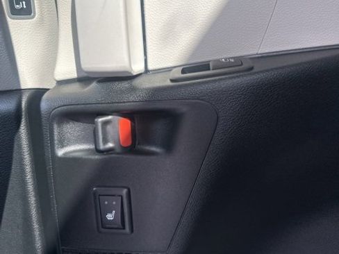 Used 2024 Chrysler Pacifica Limited image 13