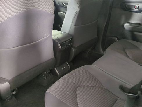 Used 2024 Toyota Highlander LE image 21