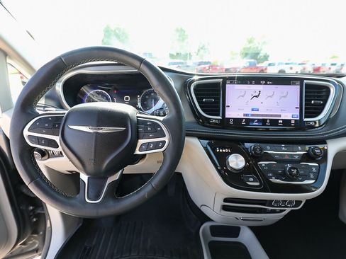 Used 2022 Chrysler Pacifica Touring-L FWD image 13