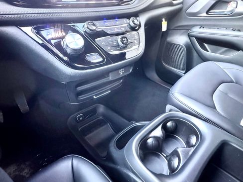 New 2026 Chrysler Pacifica Select image 15