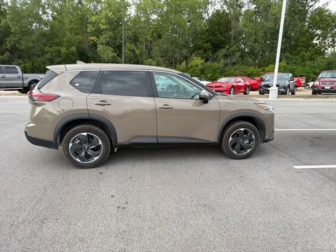 Used 2025 Nissan Rogue SV AWD/4WD image 11