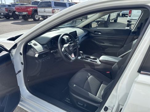 Used 2025 Nissan Altima 2.5 SV FWD image 2
