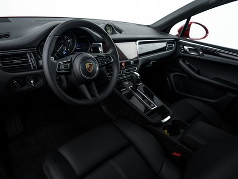 Certified 2026 Porsche Macan AWD/4WD image 4