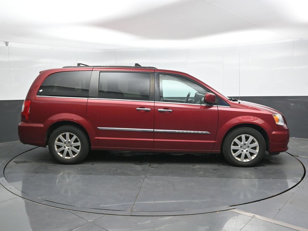 Used 2016 Chrysler Town & Country Touring w/ Driver Convenience Group FWD image 4