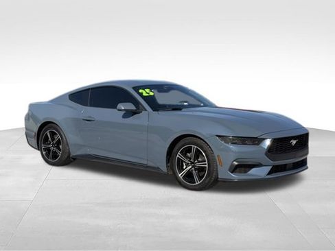 Used 2025 Ford Mustang Coupe RWD image 2