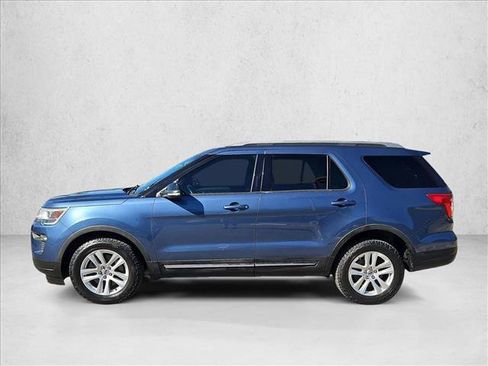 Used 2018 Ford Explorer XLT w/ Equipment Group 201A AWD/4WD image 9