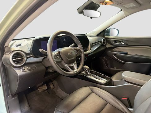 Used 2025 Chevrolet Trax ACTIV FWD image 9