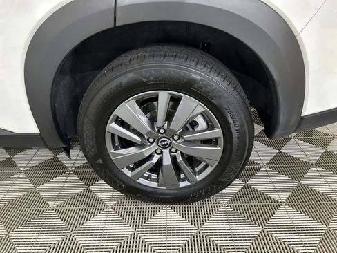 Used 2025 Nissan Pathfinder SV image 10