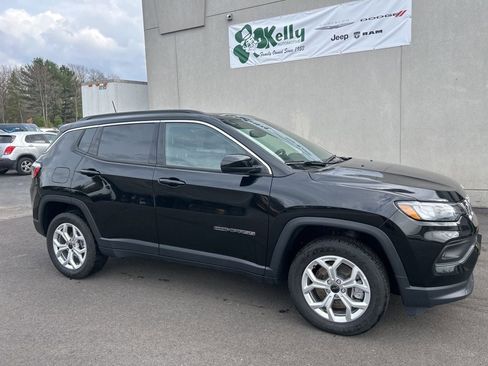 Used 2025 Jeep Compass Latitude w/ Sun & Sound Group image 3