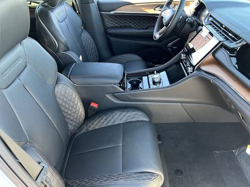 New 2025 Jeep Grand Cherokee Summit image 9