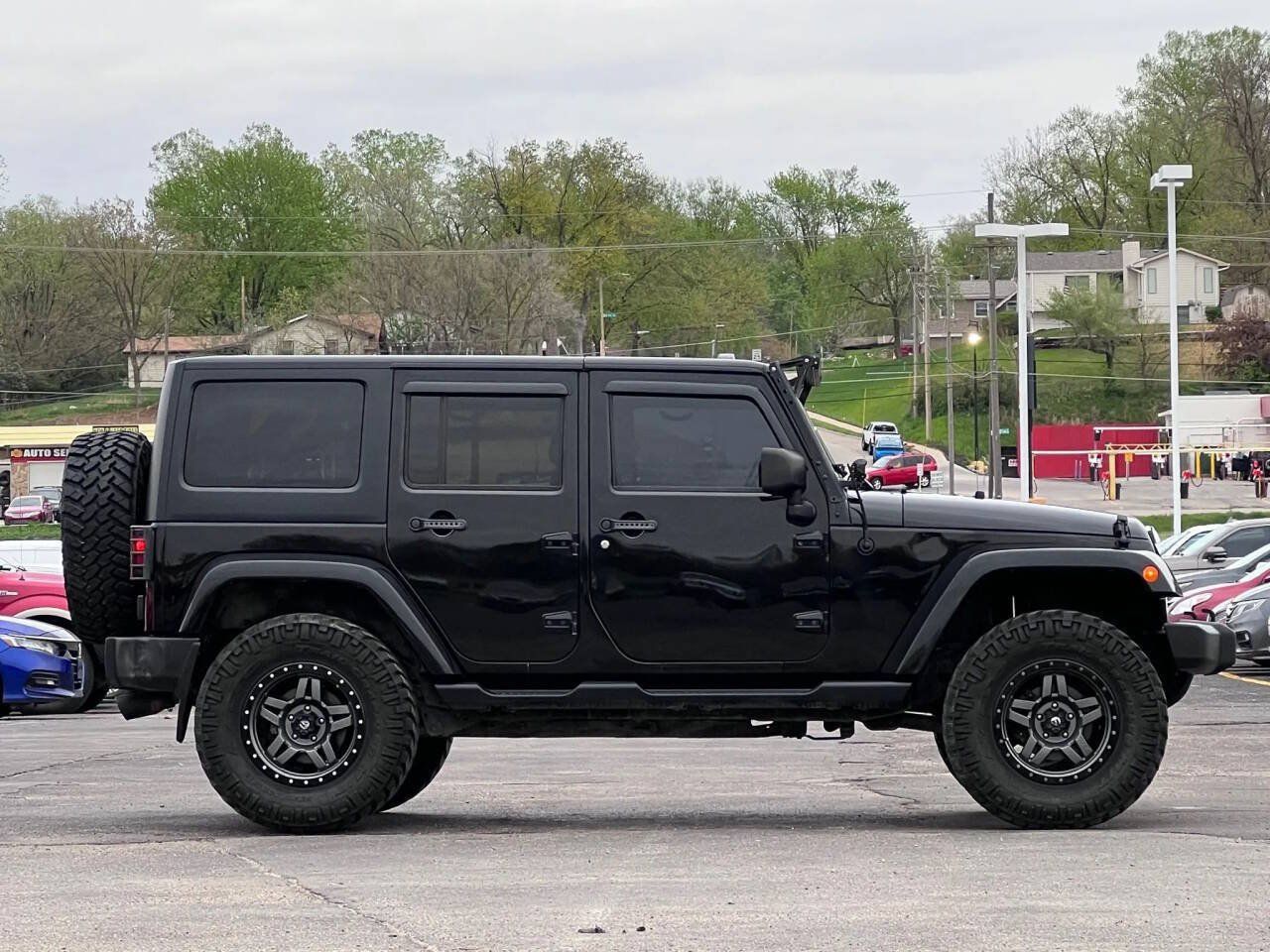 Used 2017 Jeep Wrangler Unlimited Sahara AWD/4WD image 8