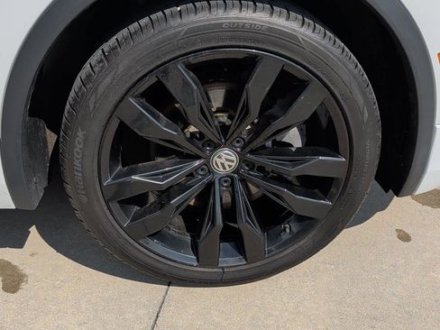 Used 2021 Volkswagen Tiguan SE R-Line FWD image 32