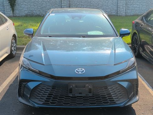 Used 2025 Toyota Camry SE FWD image 8